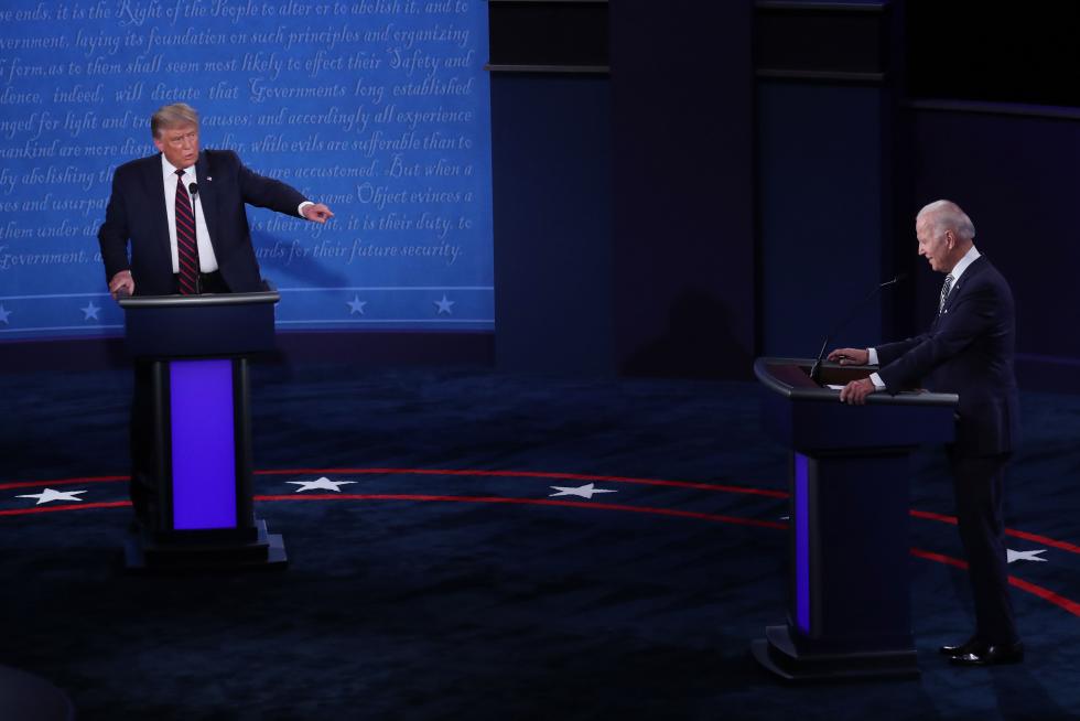 Cleveland (United States), 30/09/2020.- US President Donald J. Trump (L) and Democratic presidential candidate Joe Biden (R) participate in the first 2020 presidential election debate at Samson Pavilion in Cleveland, Ohio, USA, 29 September 2020. The first presidential debate is co-hosted by Case Western Reserve University and the Cleveland Clinic. (Estados Unidos) EFE/EPA/MICHAEL REYNOLDS First 2020 presidential election debate between US President Donald J. Trump and Democratic presidential candidate Joe Biden