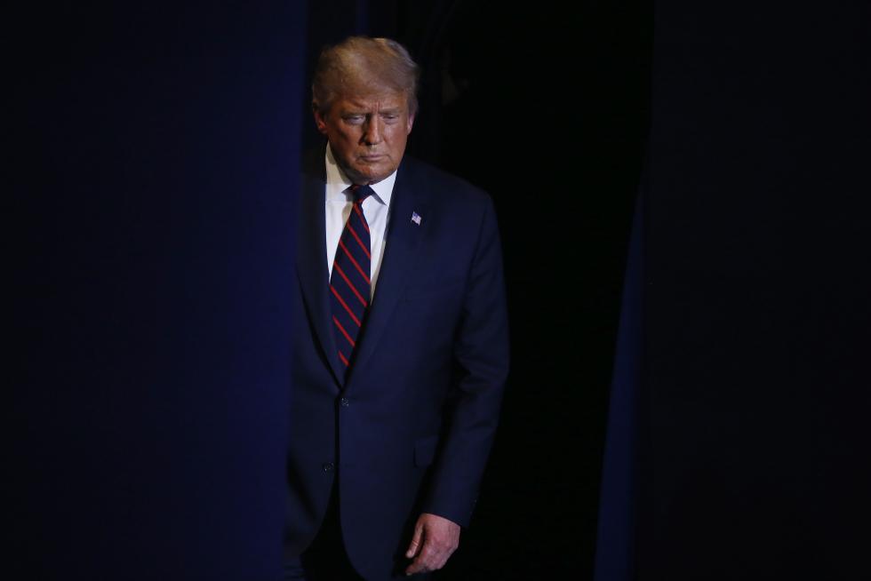 Cleveland (United States), 30/09/2020.- US President Donald J. Trump (L) and Democratic presidential candidate Joe Biden (R) participate in the first 2020 presidential election debate at Samson Pavilion in Cleveland, Ohio, USA, 29 September 2020. The first presidential debate is co-hosted by Case Western Reserve University and the Cleveland Clinic. (Estados Unidos) EFE/EPA/MICHAEL REYNOLDS First 2020 presidential election debate between US President Donald J. Trump and Democratic presidential candidate Joe Biden