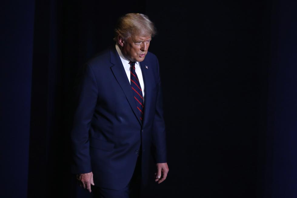 Cleveland (United States), 30/09/2020.- US President Donald J. Trump arrives to participate in the first 2020 presidential election debate at Samson Pavilion in Cleveland, Ohio, USA, 29 September 2020. The first presidential debate is co-hosted by Case Western Reserve University and the Cleveland Clinic. (Estados Unidos) EFE/EPA/MICHAEL REYNOLDS First 2020 presidential election debate between US President Donald J. Trump and Democratic presidential candidate Joe Biden