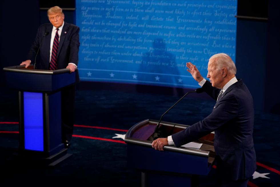Cleveland (United States), 30/09/2020.- US President Donald J. Trump (L) and Democratic presidential candidate Joe Biden (R) participate in the first 2020 presidential election debate at Samson Pavilion in Cleveland, Ohio, USA, 29 September 2020. The first presidential debate is co-hosted by Case Western Reserve University and the Cleveland Clinic. (Estados Unidos) EFE/EPA/MICHAEL REYNOLDS First 2020 presidential election debate between US President Donald J. Trump and Democratic presidential candidate Joe Biden
