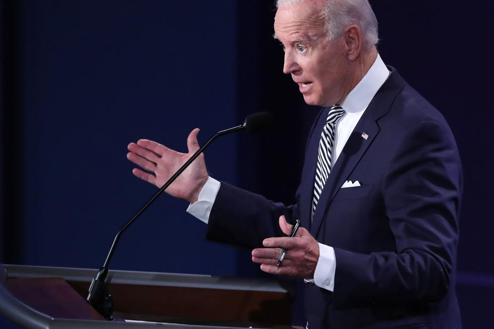 Cleveland (United States), 30/09/2020.- President Donald Trump (L) and Democratic presidential candidate and former Vice President Joe Biden exchange points during the first Presidential Debate at the Case Western Reserve University and Cleveland Clinic in Cleveland, Ohio, 29 September 2020. It is the first of three scheduled debates between US President Donald Trump and Democratic presidential candidate and former Vice President Joe Biden. (Estados Unidos) EFE/EPA/Morry Gash / POOL First 2020 Presidential Debate