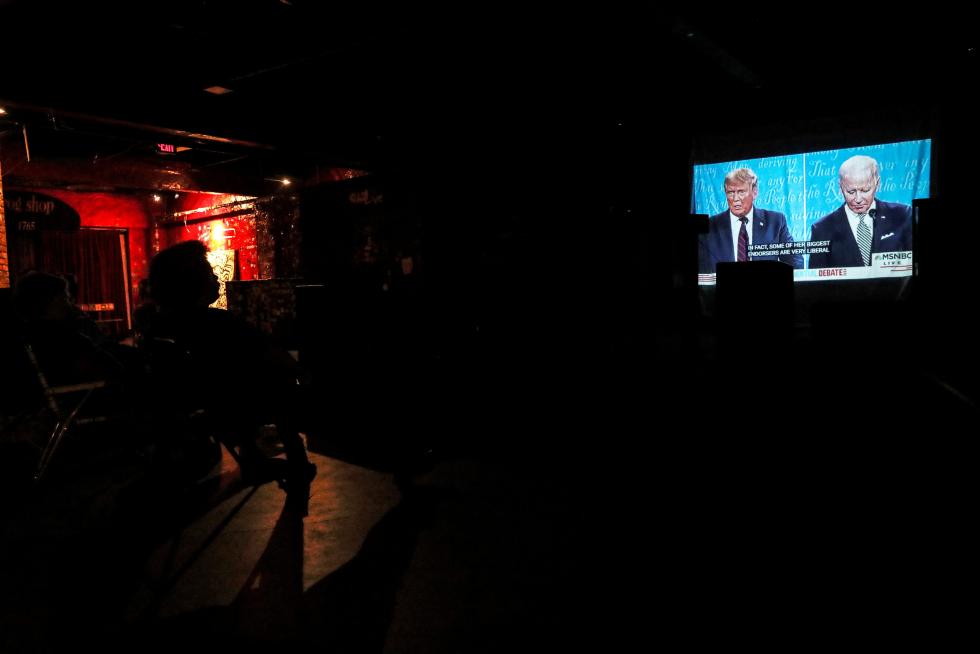 Cleveland (United States), 30/09/2020.- Democratic presidential candidate Joe Biden participates in the first 2020 presidential election debate at Samson Pavilion in Cleveland, Ohio, USA, 29 September 2020. The first presidential debate is co-hosted by Case Western Reserve University and the Cleveland Clinic. (Estados Unidos) EFE/EPA/MICHAEL REYNOLDS First 2020 presidential election debate between US President Donald J. Trump and Democratic presidential candidate Joe Biden
