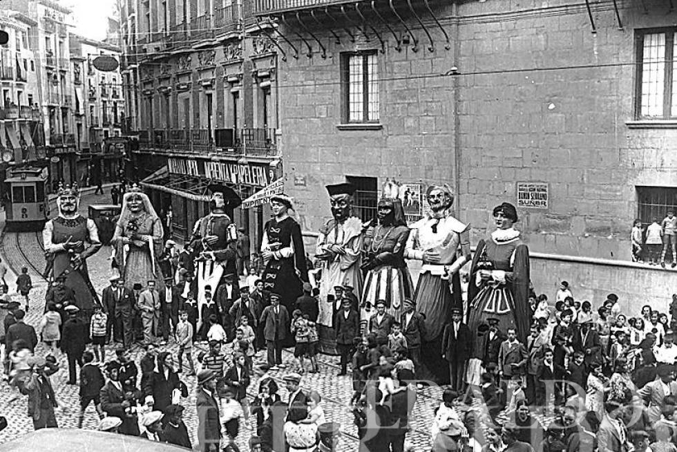 1931. Comparsa de Gigantes y Cabezudos.