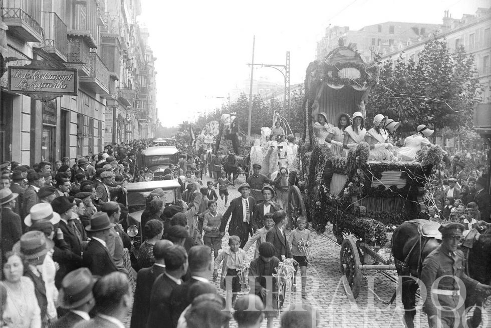 1931. Cabalgata de carrozas en el paseo de la Independencia.