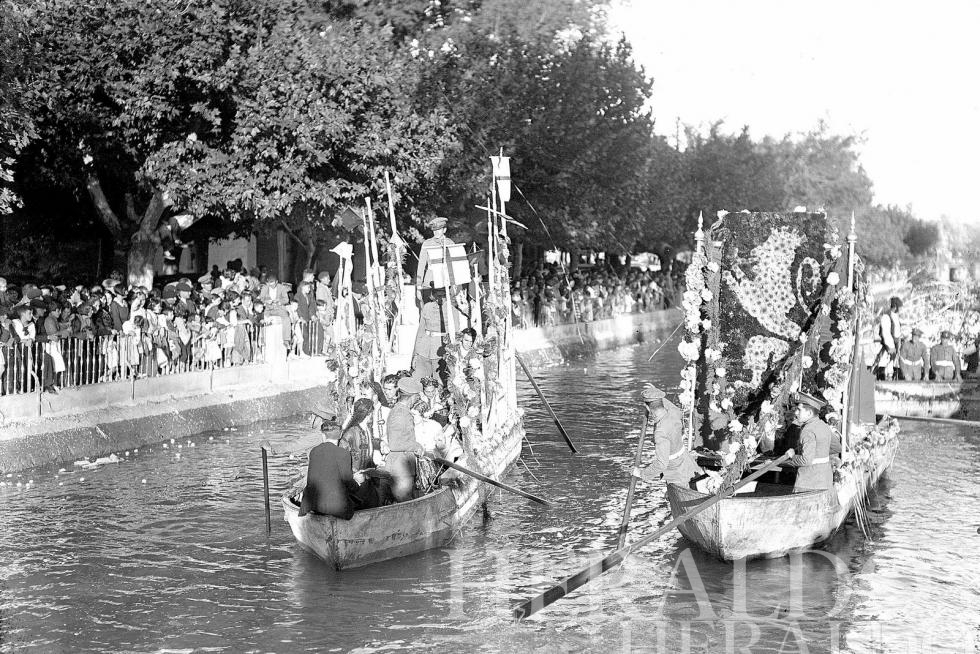 1934.Bajada de barcas engalanadas por el Canal Imperial de Aragón.
