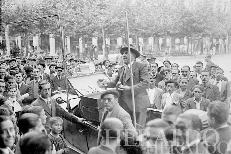 1935.'El charlatán', vendiendo sus productos.