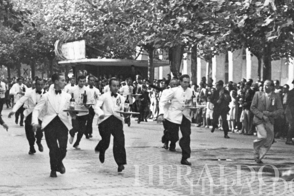 1941. Carrera de camareros.