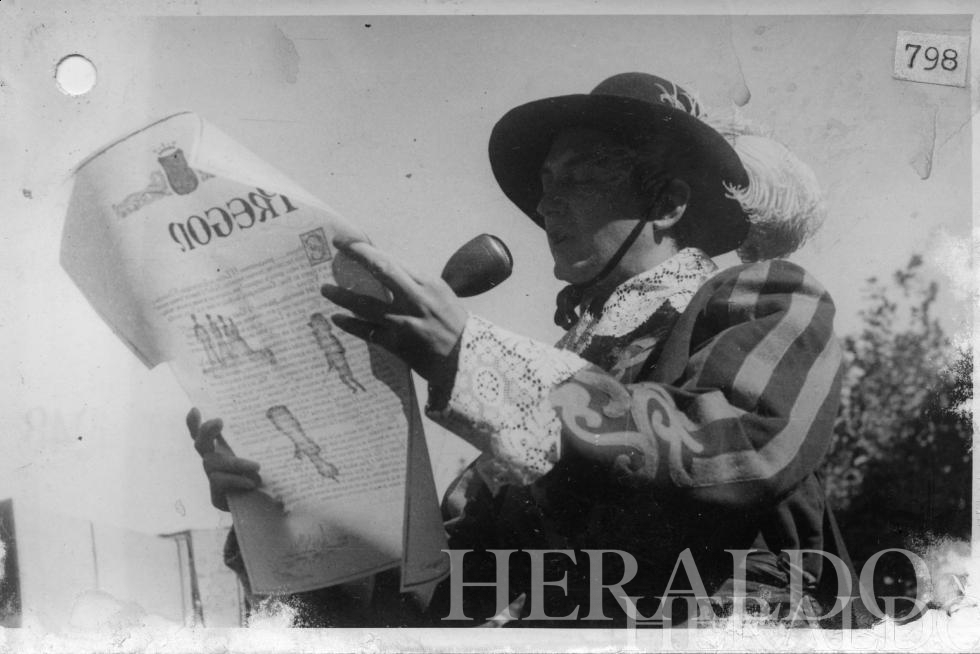 1948.El eminente actor Carlos Lemos leyendo el pregón.