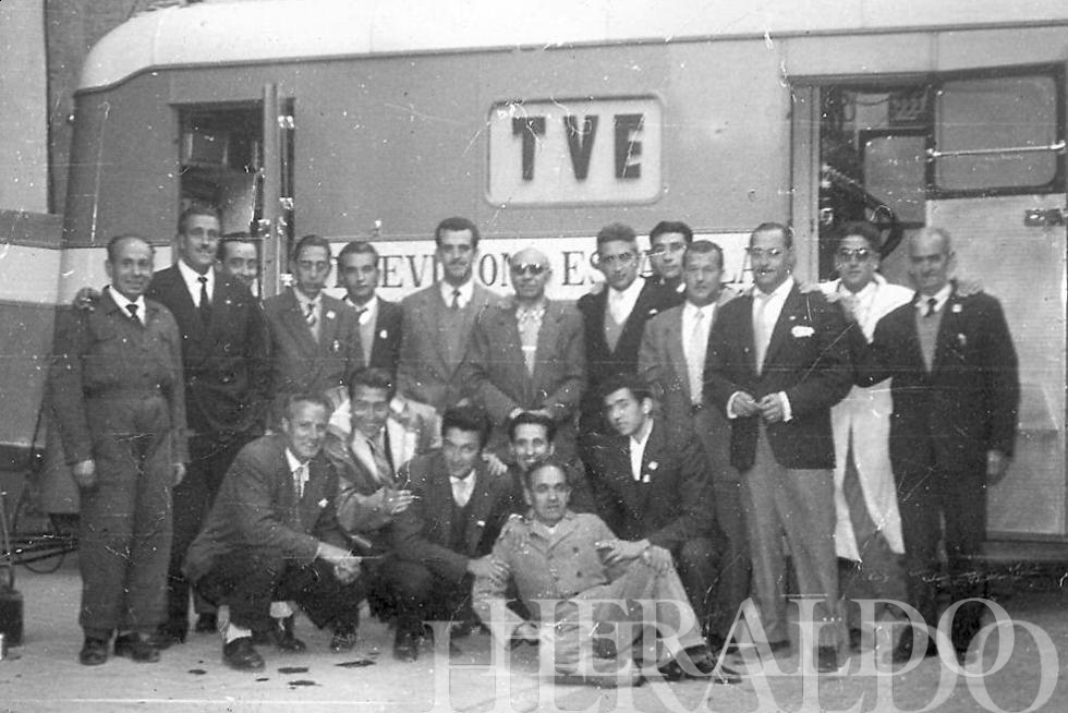 1958. Equipo de TVE, en la primera retransmisión de la Ofrenda de Flores a la Virgen del Pilar