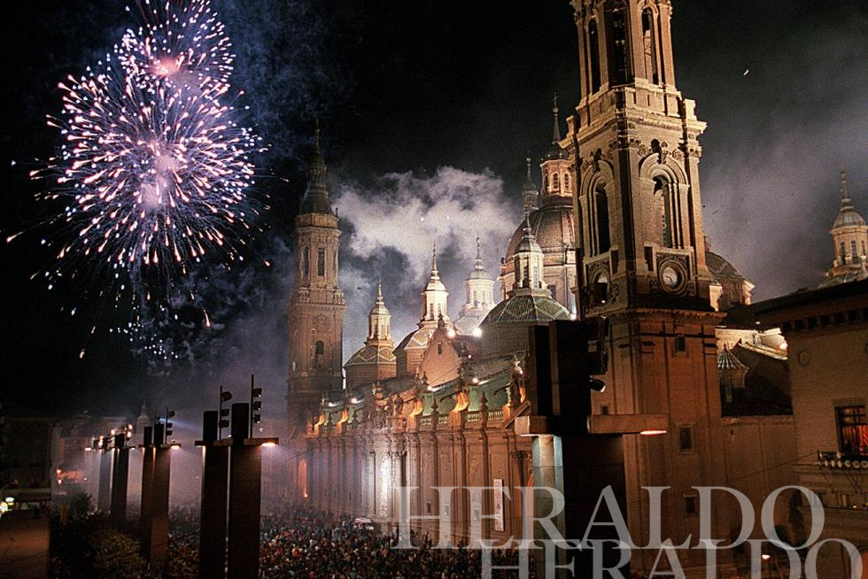 1998. Fuegos artificiales junto a la plaza del Pilar.