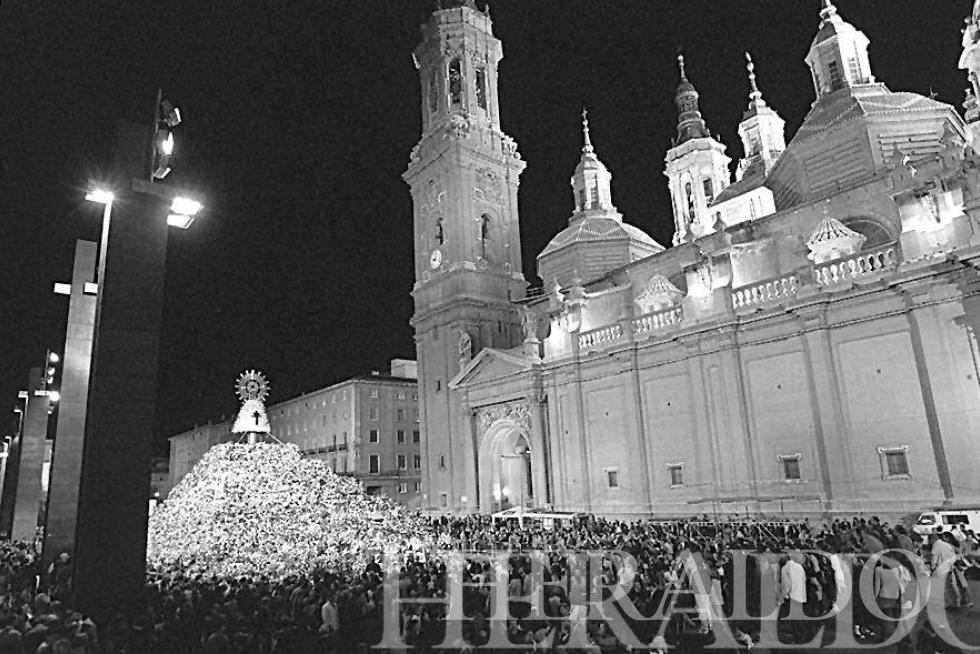 1998. Manto de flores de la Virgen del Pilar.