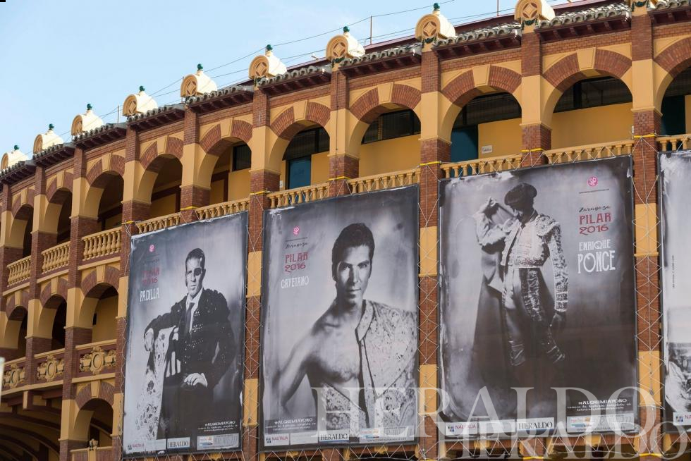 2016. Carteles anunciadores de la Feria de Zaragoza en la Plaza de toros de La Misericordia.