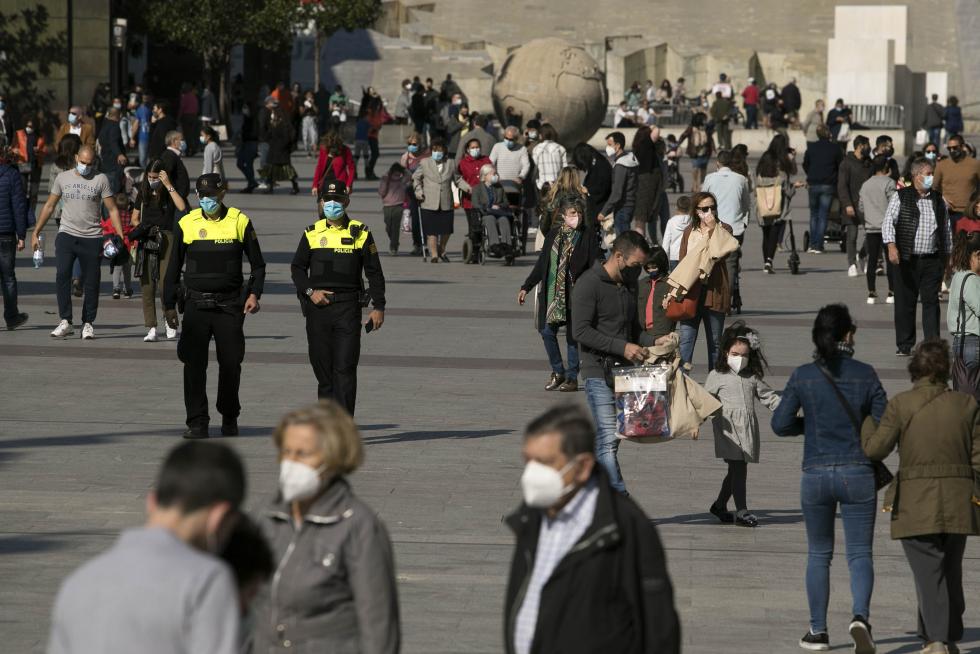 Primer día de las 'no fiestas' del Pilar en Zaragoza.