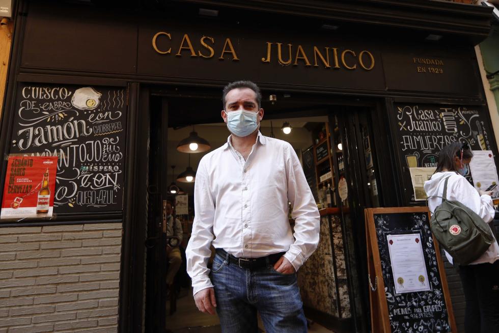 Primer día de las 'no fiestas' del Pilar en Zaragoza.