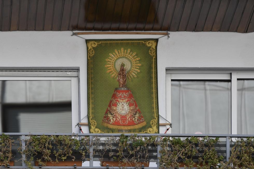 Balcones engalanados en el Día del Pilar