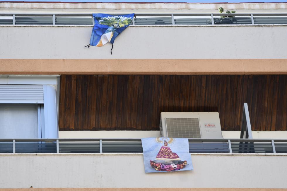 Balcones engalanados en el Día del Pilar