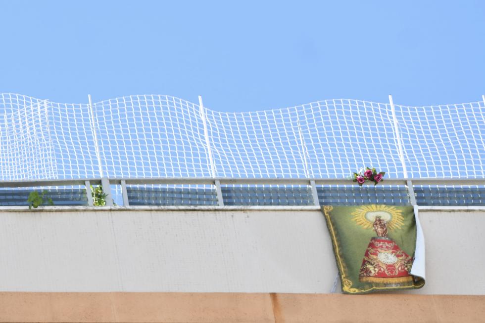 Balcones engalanados en el Día del Pilar