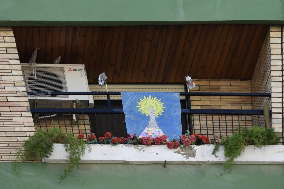 Balcones engalanados en el Día del Pilar