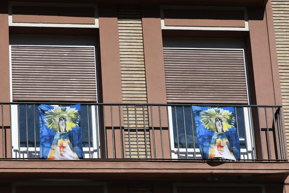 Balcones engalanados en el Día del Pilar
