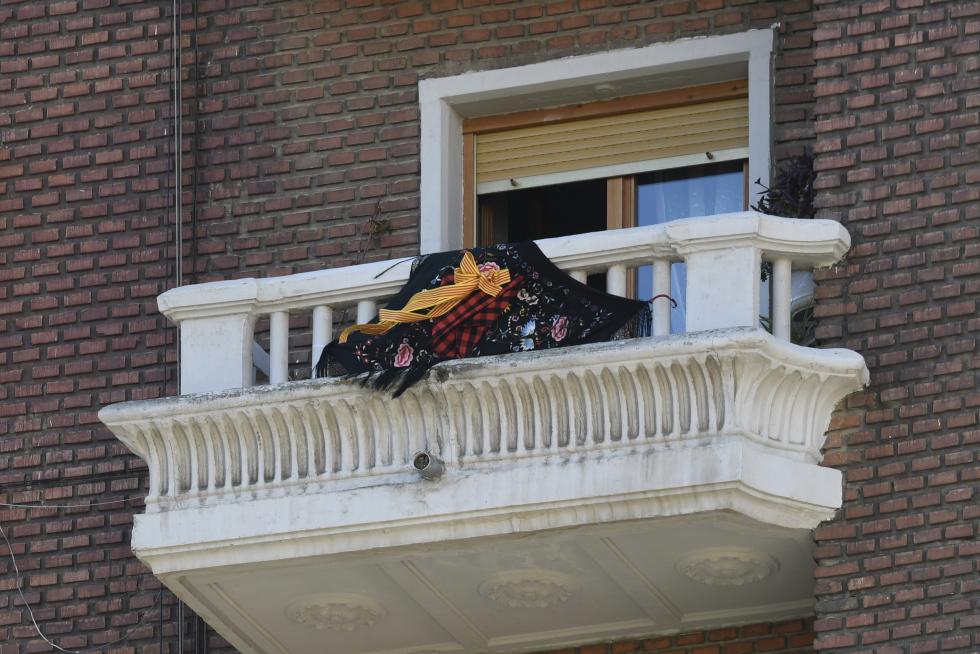 Balcones engalanados en el Día del Pilar