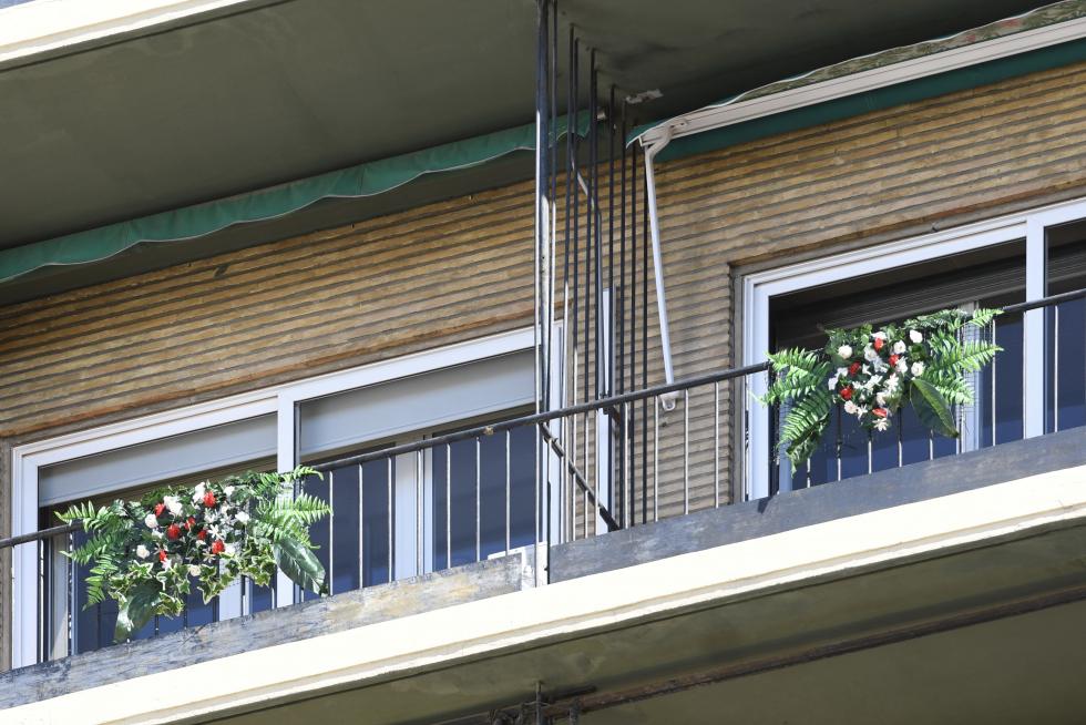 Balcones engalanados en el Día del Pilar