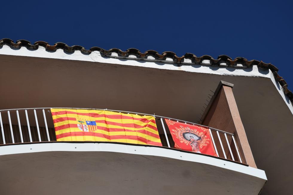 Balcones engalanados en el Día del Pilar