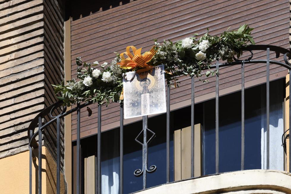 Balcones engalanados en el Día del Pilar