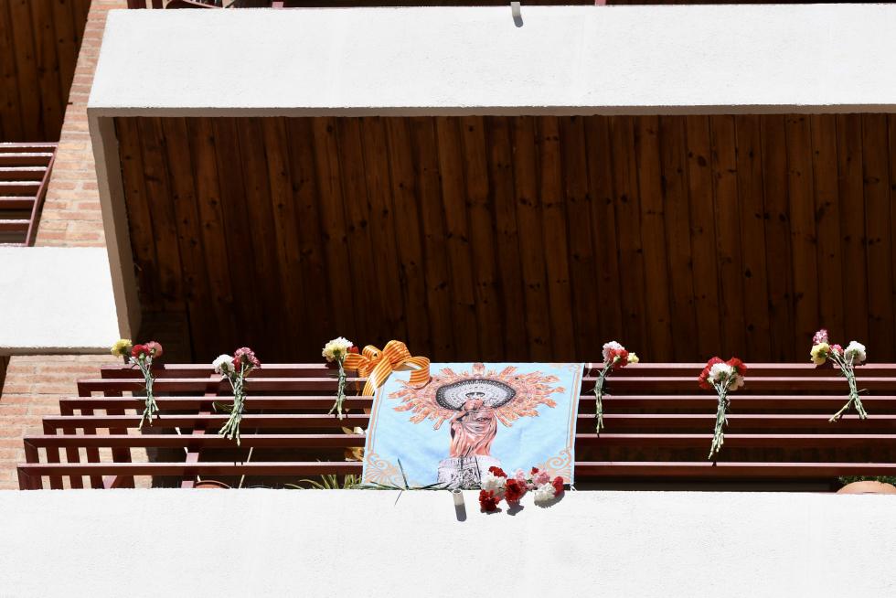 Balcones engalanados en el Día del Pilar