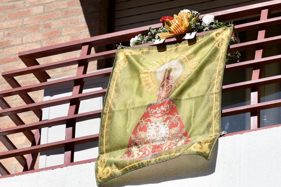 Balcones engalanados en el Día del Pilar
