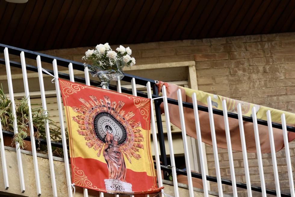 Balcones engalanados en el Día del Pilar