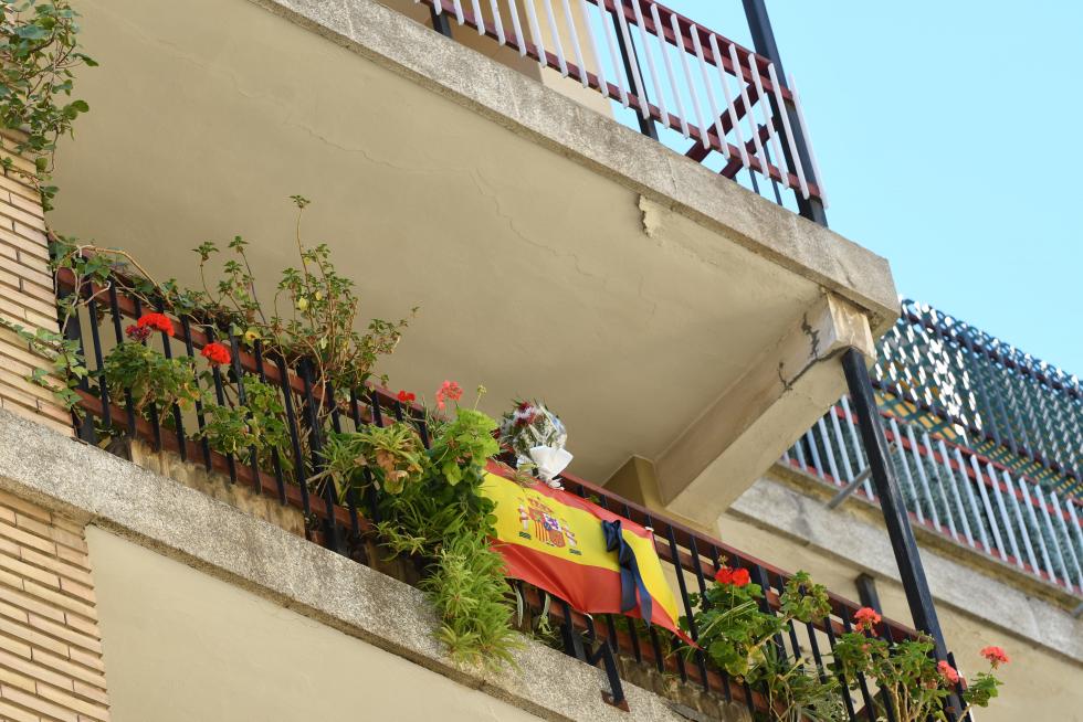 Balcones engalanados en el Día del Pilar