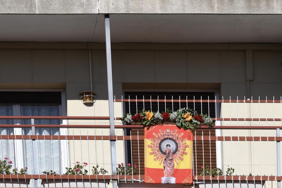 Balcones engalanados en el Día del Pilar