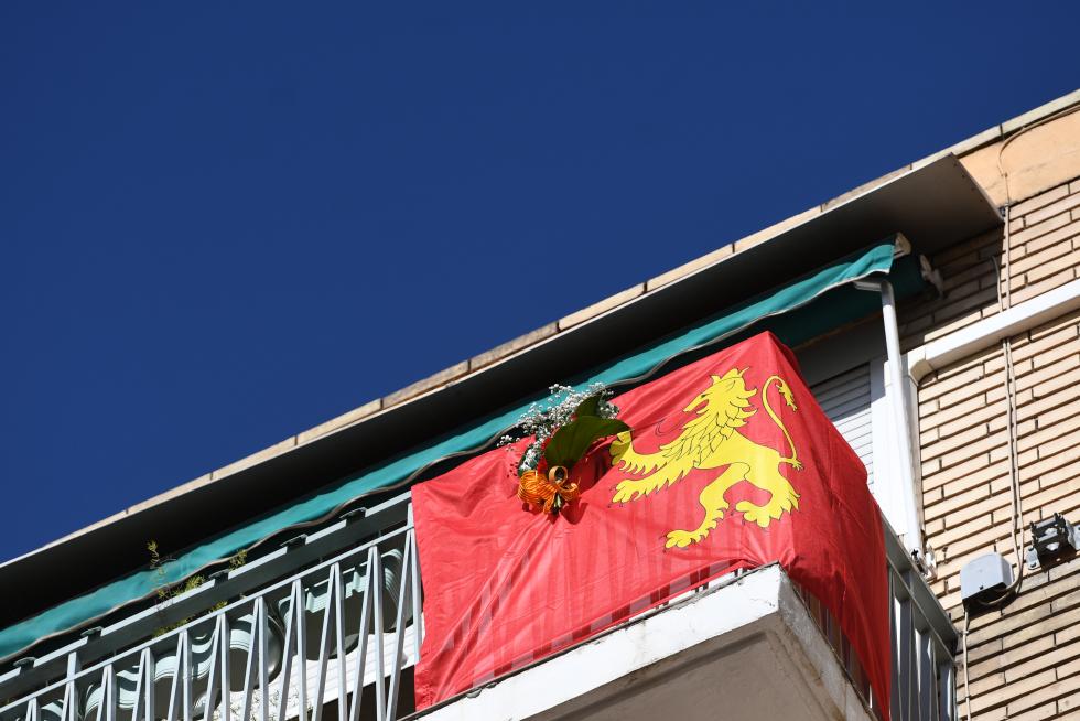 Balcones engalanados en el Día del Pilar