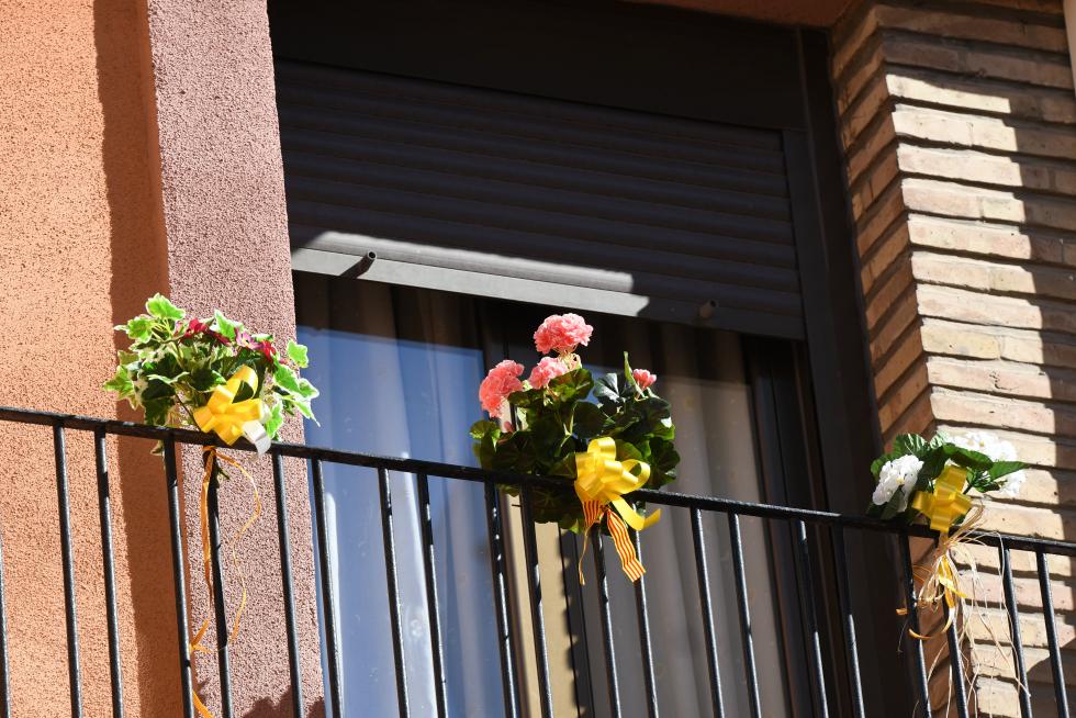 Balcones engalanados en el Día del Pilar
