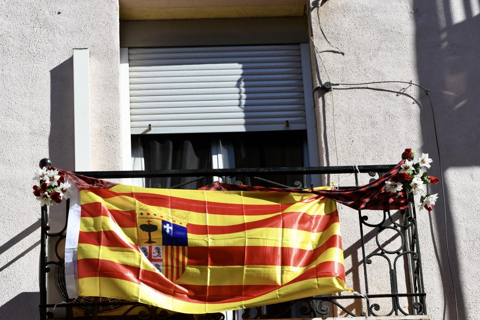 Balcones engalanados en el Día del Pilar