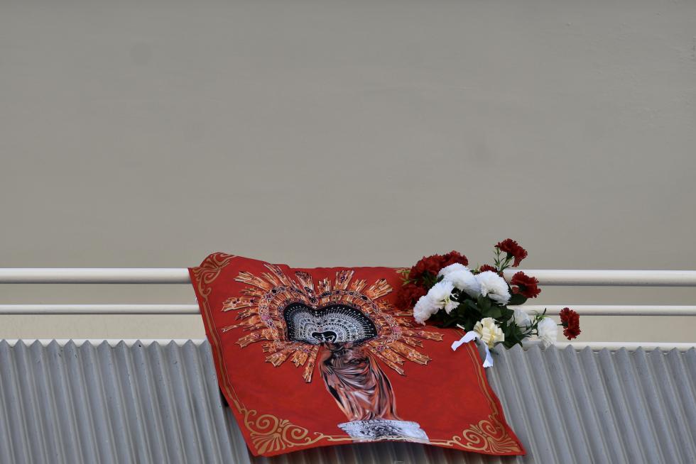 Balcones engalanados en el Día del Pilar