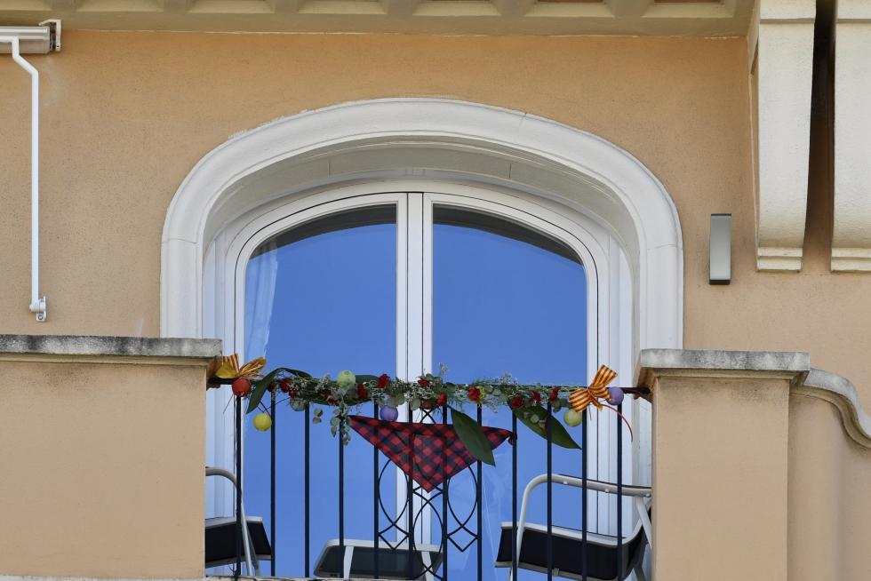 Balcones engalanados en el Día del Pilar