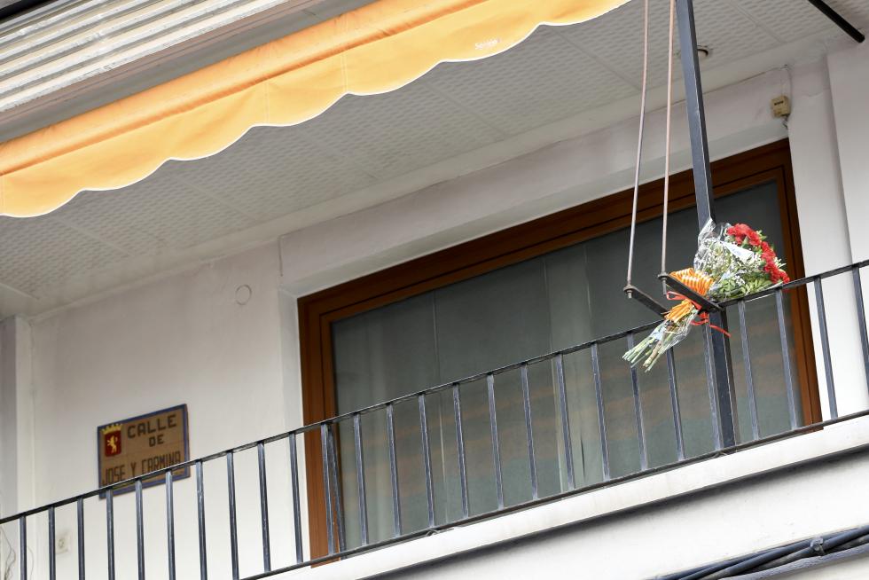 Balcones engalanados en el Día del Pilar