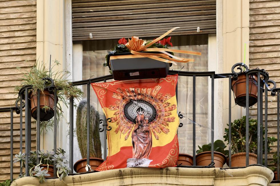 Balcones engalanados en el Día del Pilar