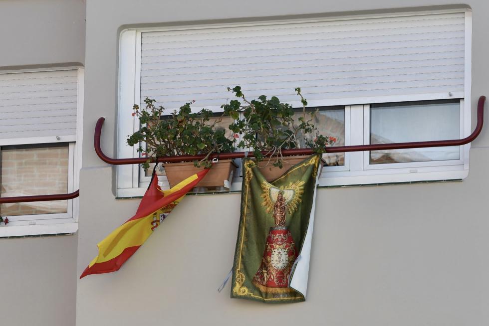 Balcones engalanados en el Día del Pilar
