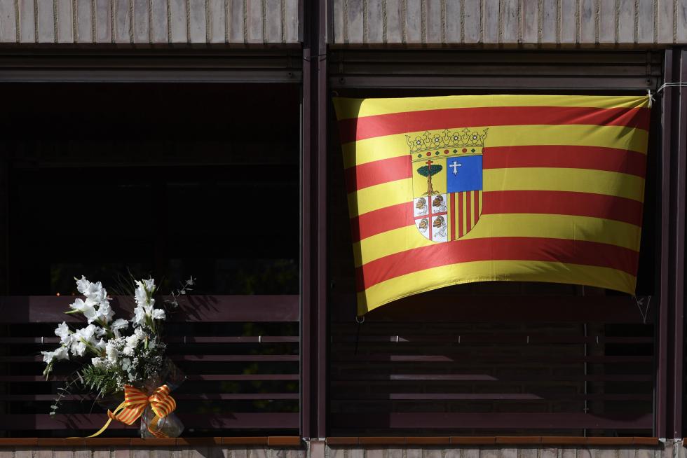 Balcones engalanados en el Día del Pilar