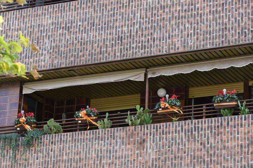 Balcones engalanados en el Día del Pilar