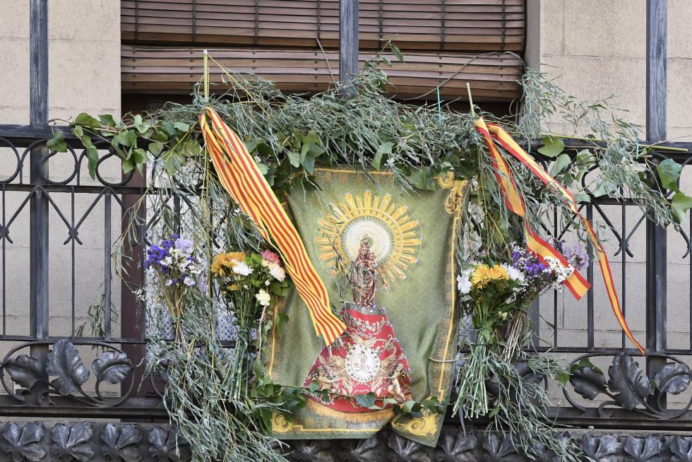 Balcones engalanados en el Día del Pilar