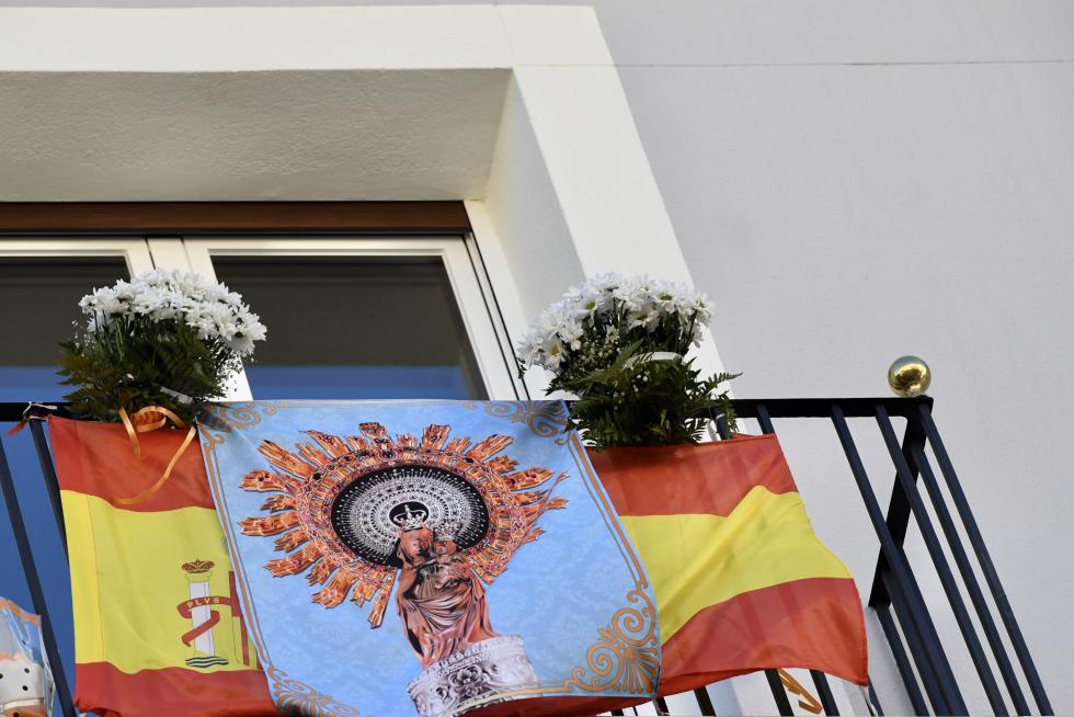 Balcones engalanados en el Día del Pilar