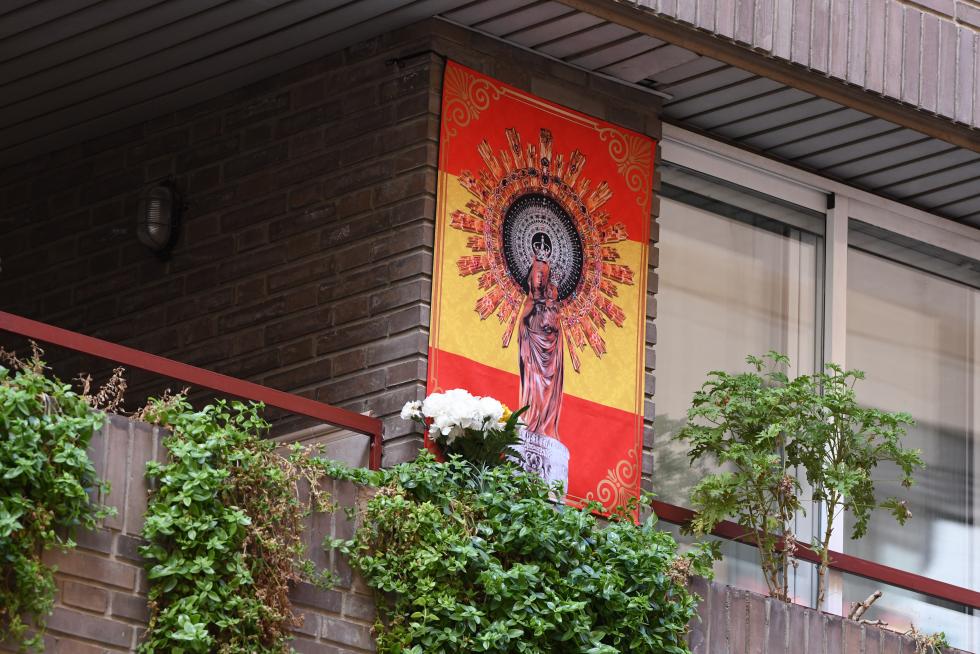 Balcones engalanados en el Día del Pilar