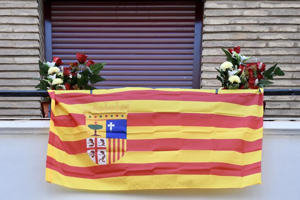 Balcones engalanados en el Día del Pilar