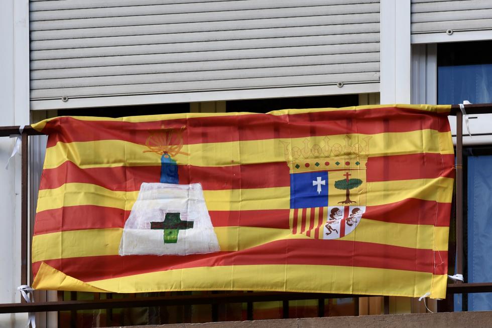 Balcones engalanados en el Día del Pilar