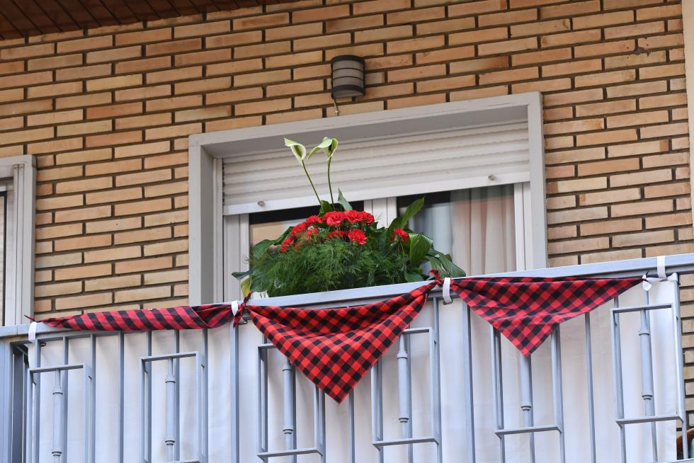 Balcones engalanados en el Día del Pilar