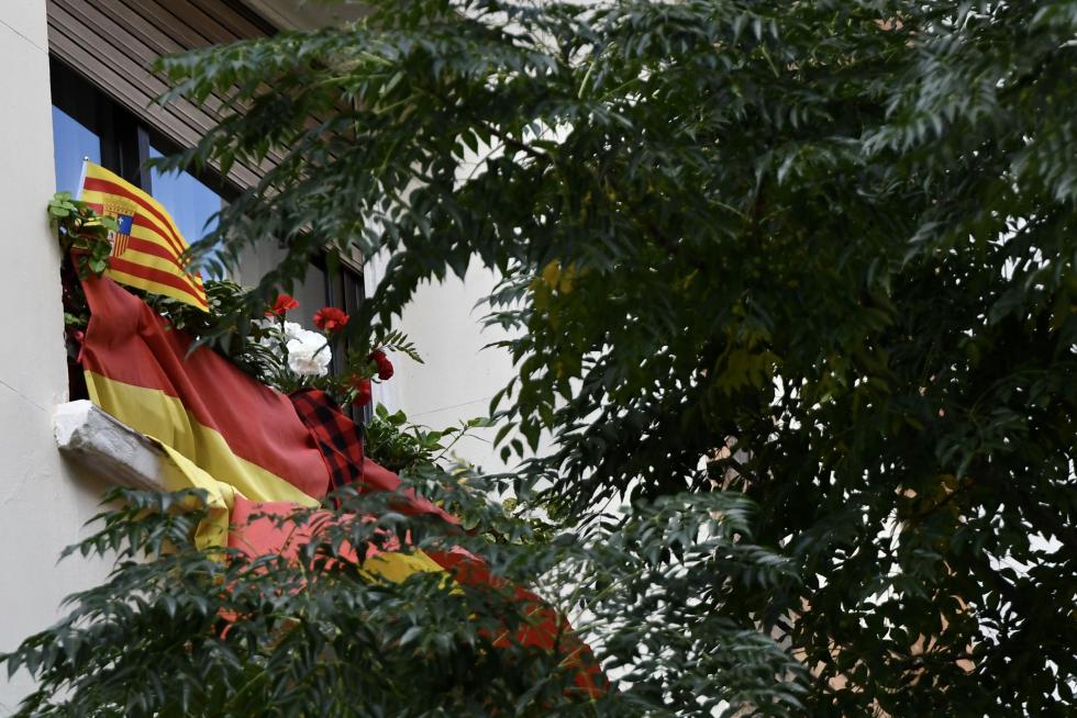 Balcones engalanados en el Día del Pilar