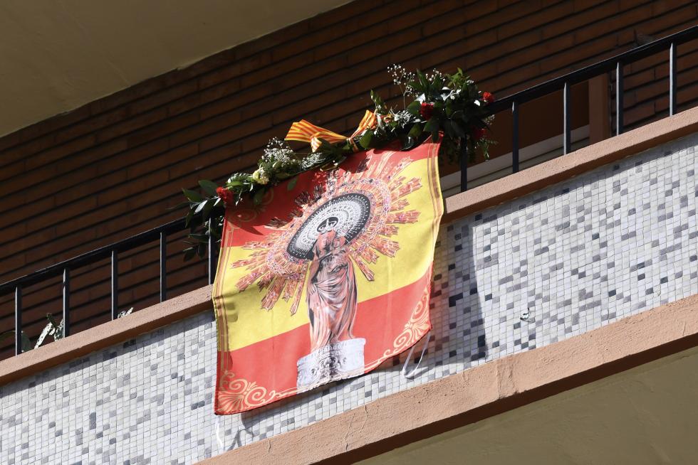 Balcones engalanados en el Día del Pilar